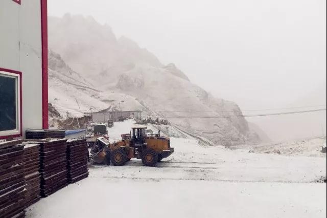 人間四月芳菲盡，山中春雪還復(fù)來(lái)