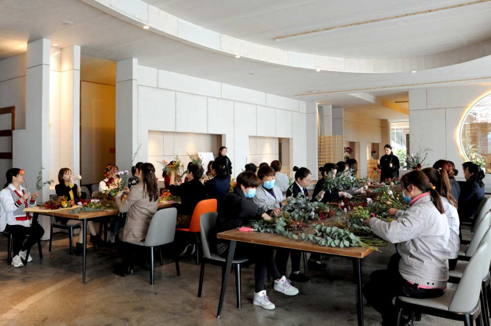 鮮花點(diǎn)綴節(jié)日｜洛陽開元集團(tuán)“三八節(jié)插花藝術(shù)”活動(dòng)